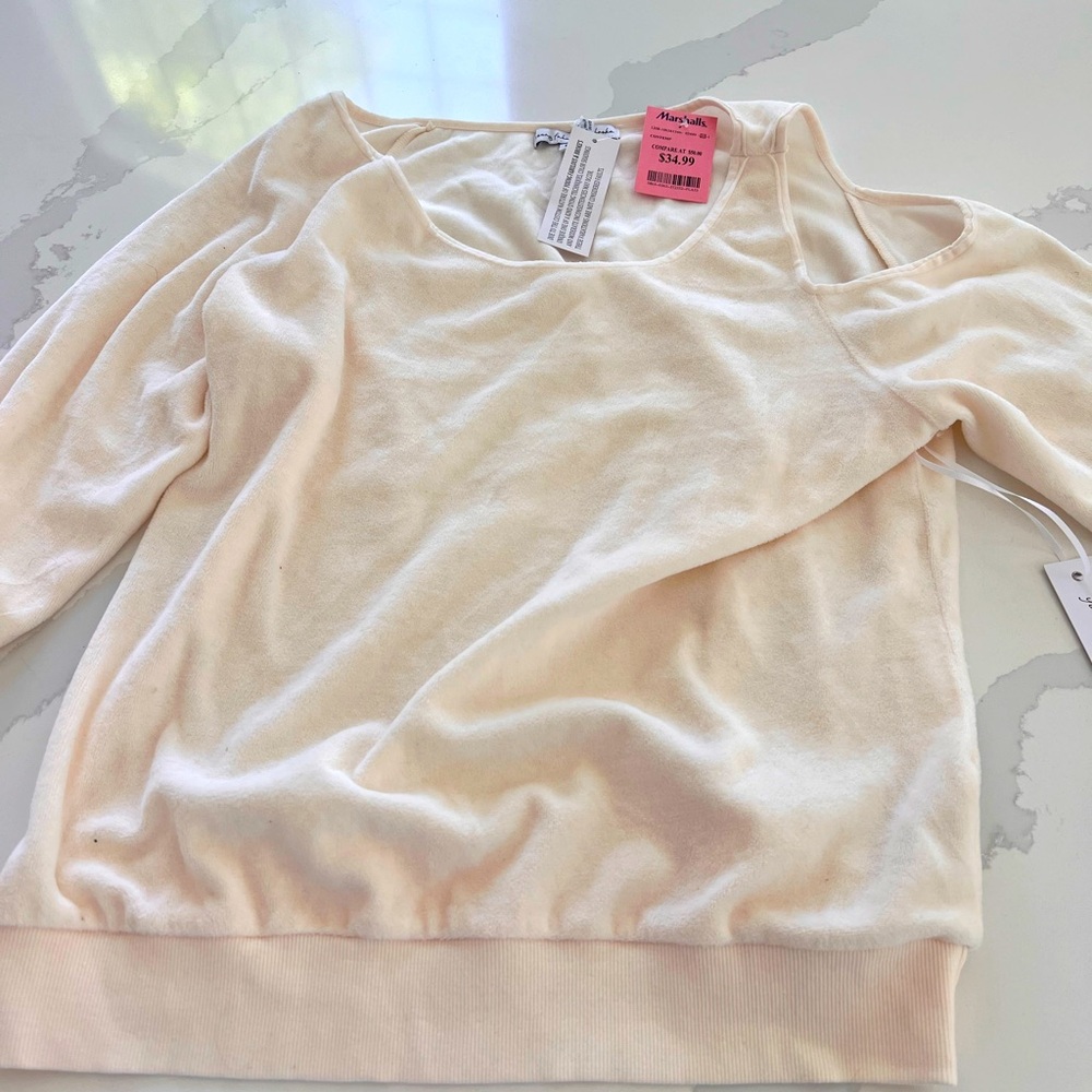 NWT cream top, one shoulder cut out. The material is so soft